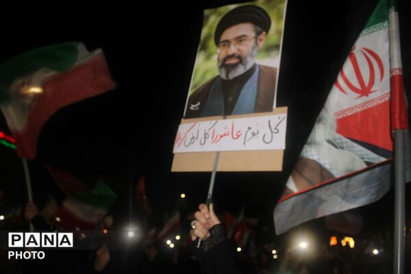 نگاهی به سیمای نورانی رهبر شهید در دست مردم