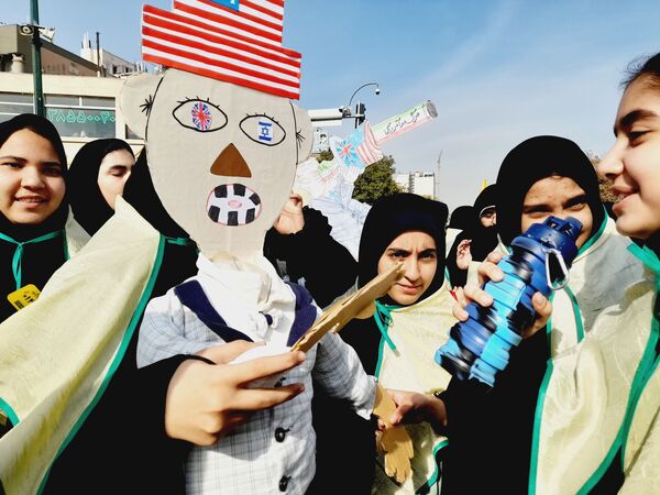 راهپیمایی روز دانش‌آموزان در ناحیه 6 مشهد 