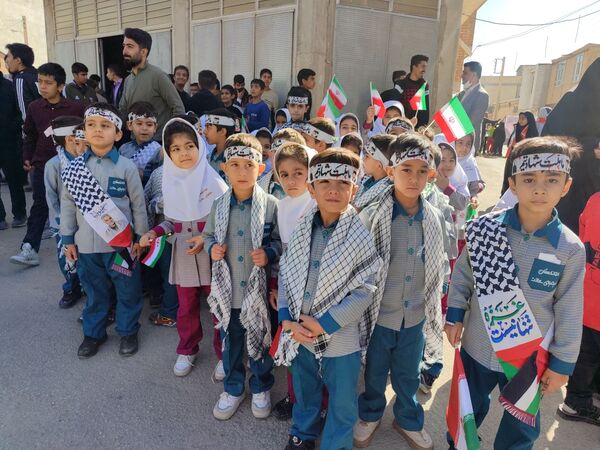 حضور گسترده دانش آموزان سورشجان در راهپیمایی ۱۳ آبان؛ فریاد ایستادگی در برابر استکبار جهانی