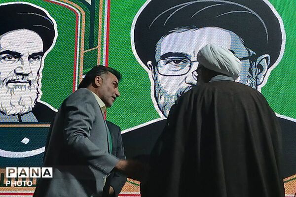 دختران «جان فدای ایران» در میدان امام خمینی(ره) ورامین 