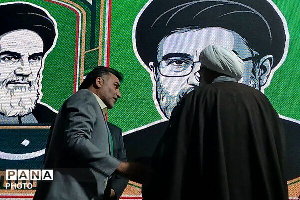 دختران «جان فدای ایران» در میدان امام خمینی(ره) ورامین 
