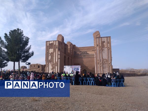 پیاده‌روی خانوادگی به مناسبت نیمه شعبان در روستای زوزن