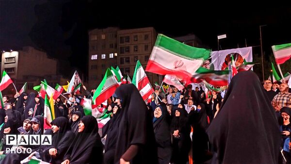 حضور پرشور مردم در تجمع انقلابی، صحنه‌ای از همبستگی و آرمان‌خواهی