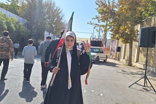 برگزاری راهپیمایی یوم الله ۱۳ آبان با حضور دانش‌آموزان و مسئولین در صفادشت 
