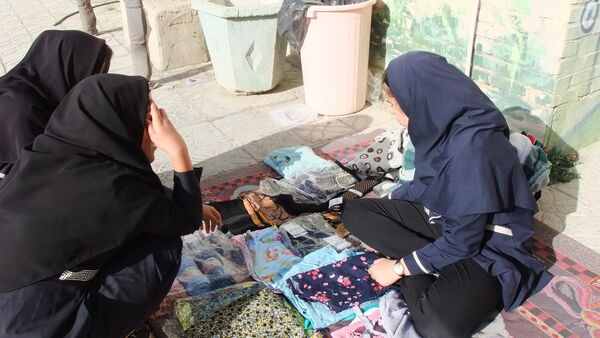 بازارچه کسب و کار دانش‌آموزان دختر در دبیرستان متوسطه اول معلم