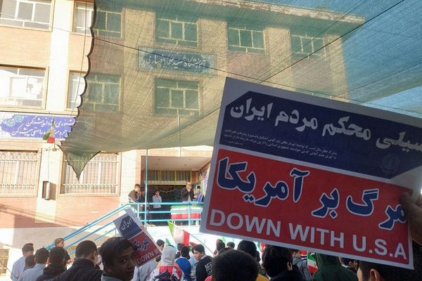 جشن آغاز دهه فجر در دبیرستان شهید احمدی روشن 