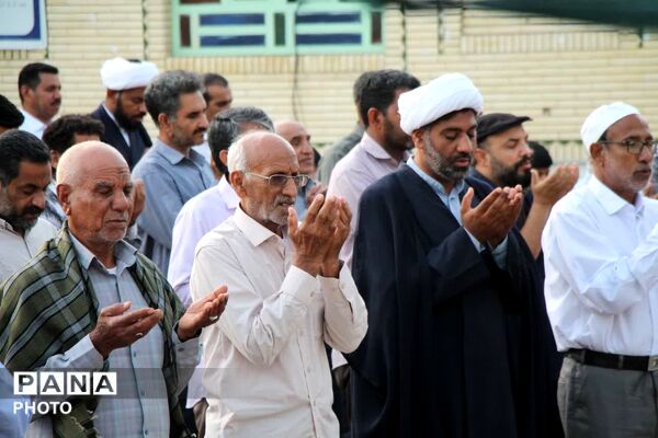 طنین نماز عید قربان در بقعه متبرک امامزاده شاه قطب‌الدین حیدر (ع) رودان