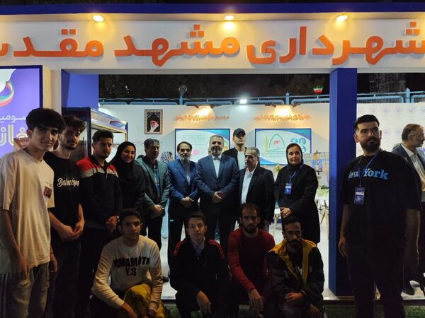 بازدید عضو شورای اسلامی شهر مشهد مقدس از غرفه منطقه ۱۰ شهرداری در بوستان ملت