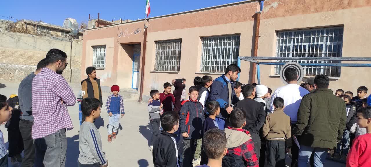 برگزاری مسابقات دارت در دبستان شهید فاتحی خانلق شهرستان شیروان