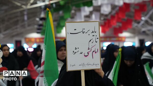 هم‌صدایی سه هزار دانش‌آموز اصفهانی در پویش ملی باید برخاست 
