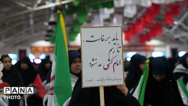 هم‌صدایی سه هزار دانش‌آموز اصفهانی در پویش ملی باید برخاست 
