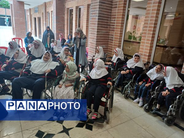 تهیه ویلچر برای دانش‌آموزان کم توان