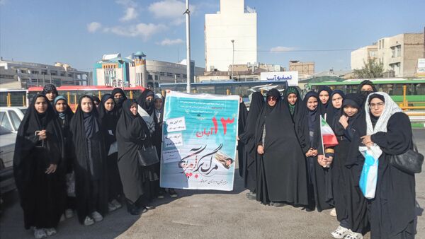 راهپیمایی به مناسبت ۱۳ آبان در میدان شهدا 