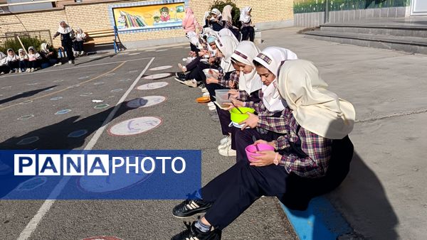 تهیه و توزیع نذری عدسی بین دانش آموزان دبستان فاطمه زهرا(س)