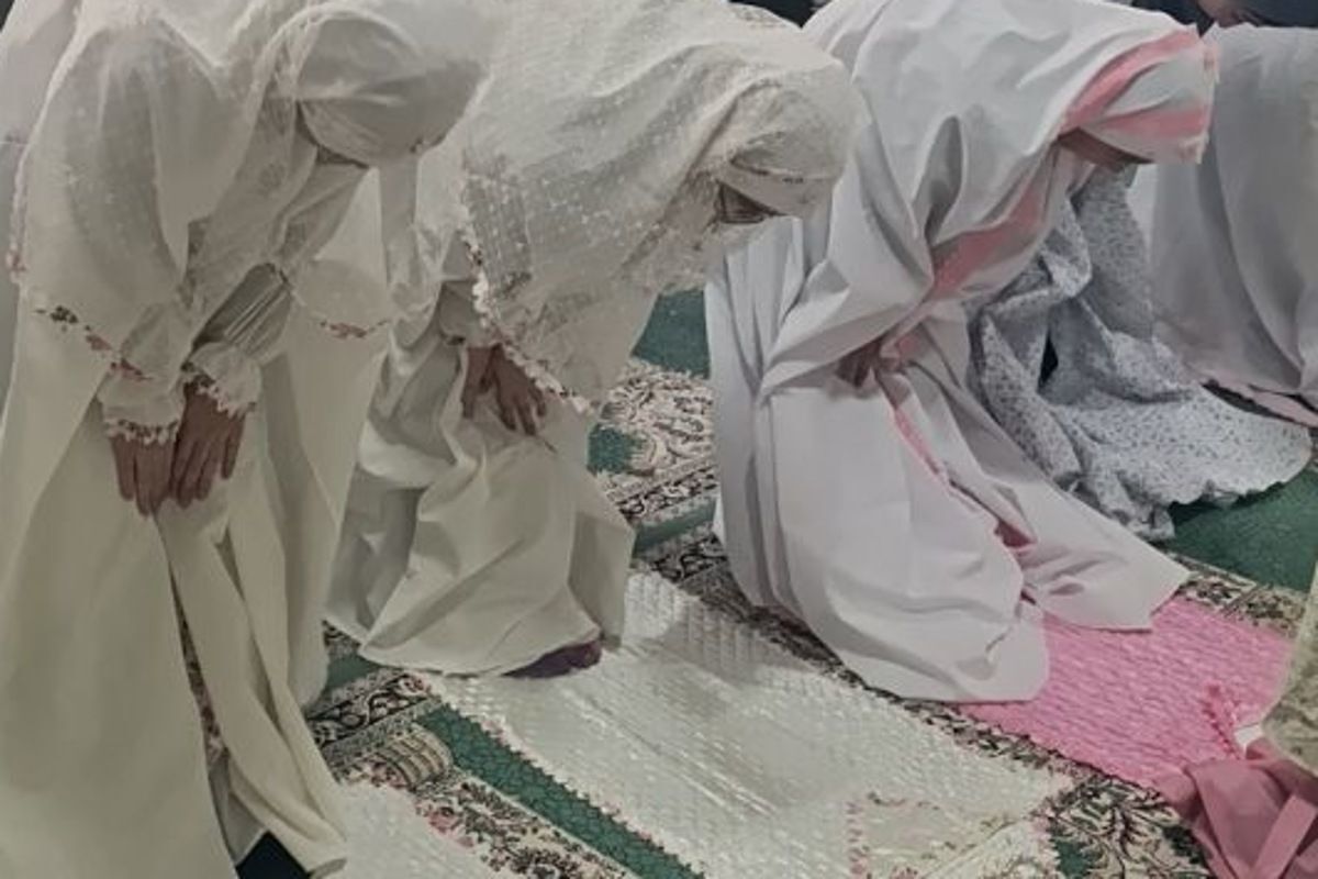  اقامه نماز جماعت دبیرستان هدی با حضور دانش‌آموزان پایه هفتم