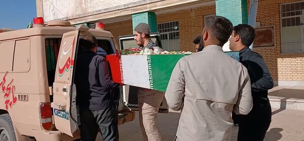 وداع دانش‌آموزان هنرستان الزهرا با پیکر مطهر شهید گمنام