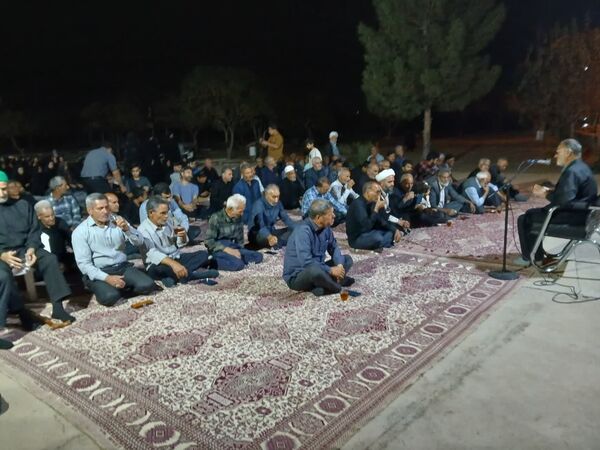 مراسم شبی با شهدا در محل گلزار شهدای روستای بزنجرد شهرستان خلیل‌آباد