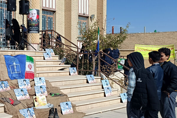 طنین فریاد مرگ‌بر استکبار در آسمان شهر صغاد