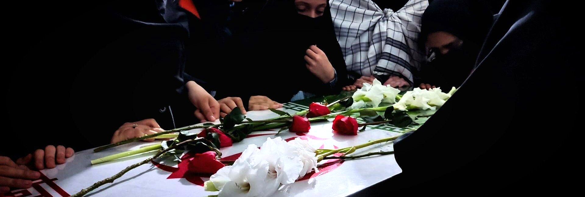 استقبال دانش‌آموزان دبیرستان شهید برقعی 2 قم از یک لاله فاطمی