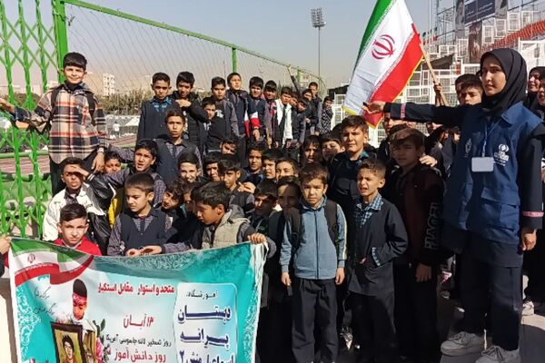 حضور دانش آموزان به مناسبت یوم الله ۱۳آبان، در ورزشگاه شهدای شهرستان قدس