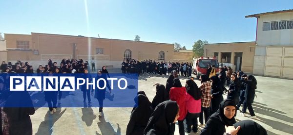 آموزش آتش نشانی و اقدامات ایمنی در دبیرستان حضرت خدیجه (س) جعفریه
