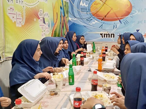 مراسم ضیافت افطاری و محفل انس با قرآن دبیرستان دخترانه‌‌ نمونه‌ دولتی سعدی 