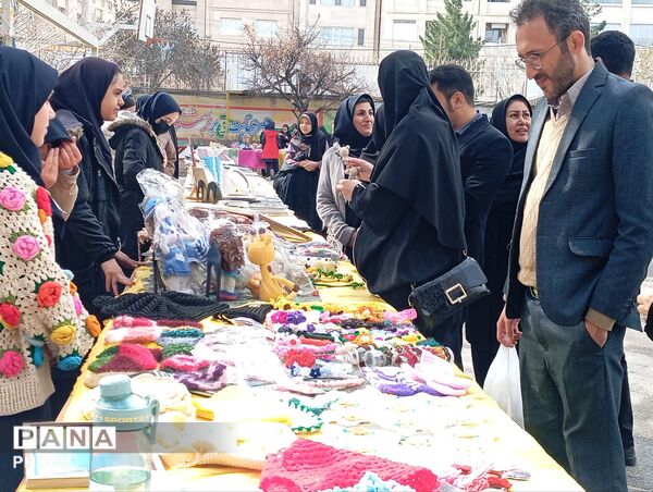 بازارچه کسب و کار دانش آموزی در دبیرستان افشار نژاد ناحیه پنج مشهد