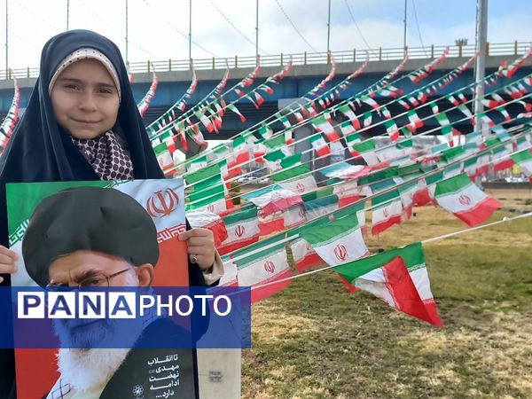 حضور دانش آموزان دبستان نرجس در راهپیمایی ۲۲بهمن 