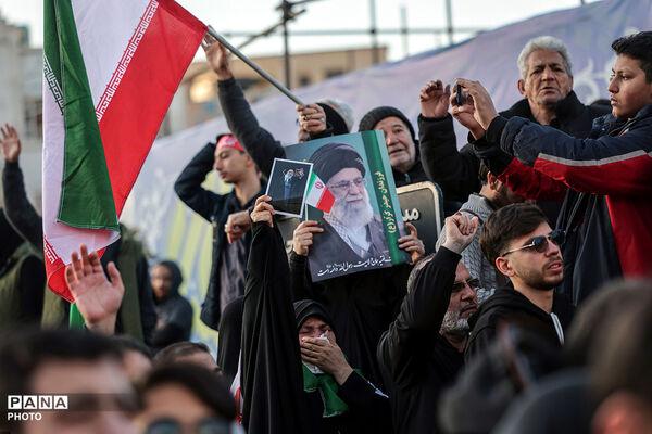 حضور مردم داغدار تهران در خیابان‌های مرکز شهر پس از اعلام خبر شهادت رهبر انقلاب