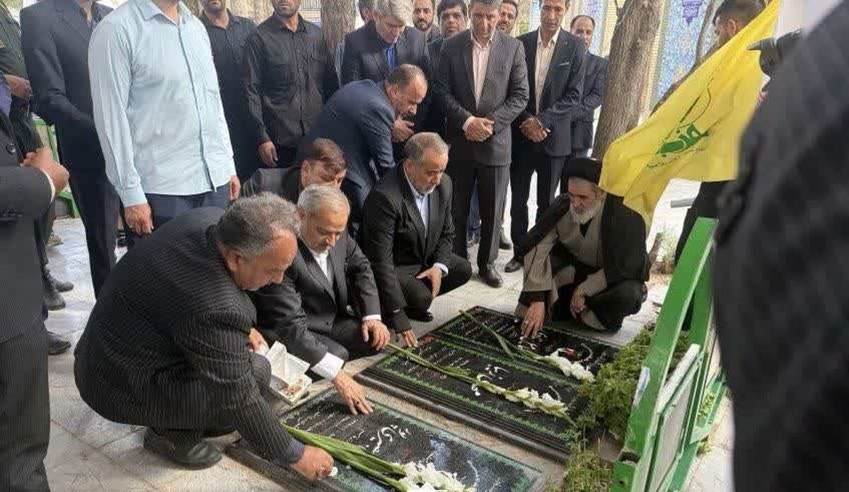ادای احترام وزیر آموزش و به مقام شامخ شهدای بیرجند

