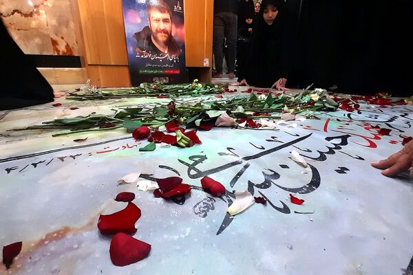 در آغوش زمین، شهیدانی آرمیده‌اند که با جوهر خون، سند حق و حقیقت را امضا کردند