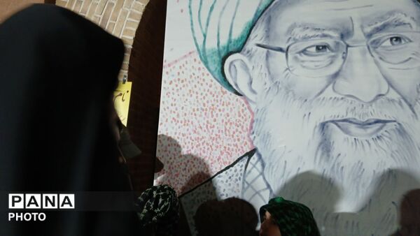 اثر انگشت هایی که قاب رهبر شهید را کامل کردند 
