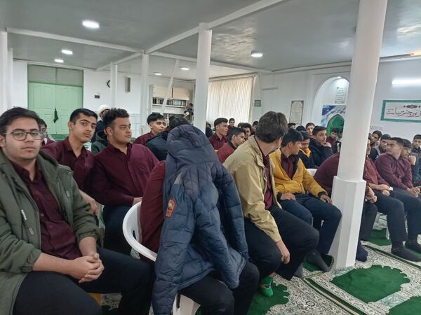 جلسه پرسش و پاسخ با موضوع دستاورد‌های انقلاب اسلامی در دبیرستان نمونه آیت‌الله خامنه‌ای