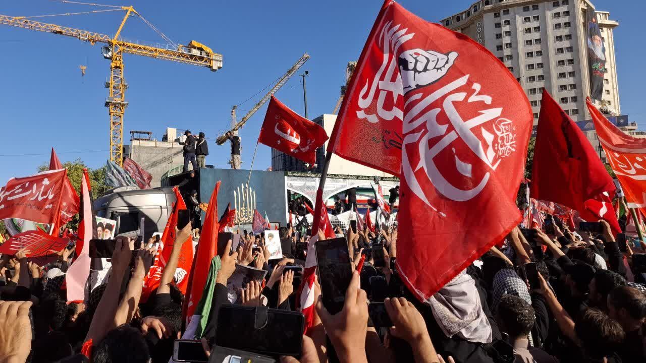 خروش مردم ایران زمین در مشهد مقدس برای وداع با رهبر شهید انقلاب