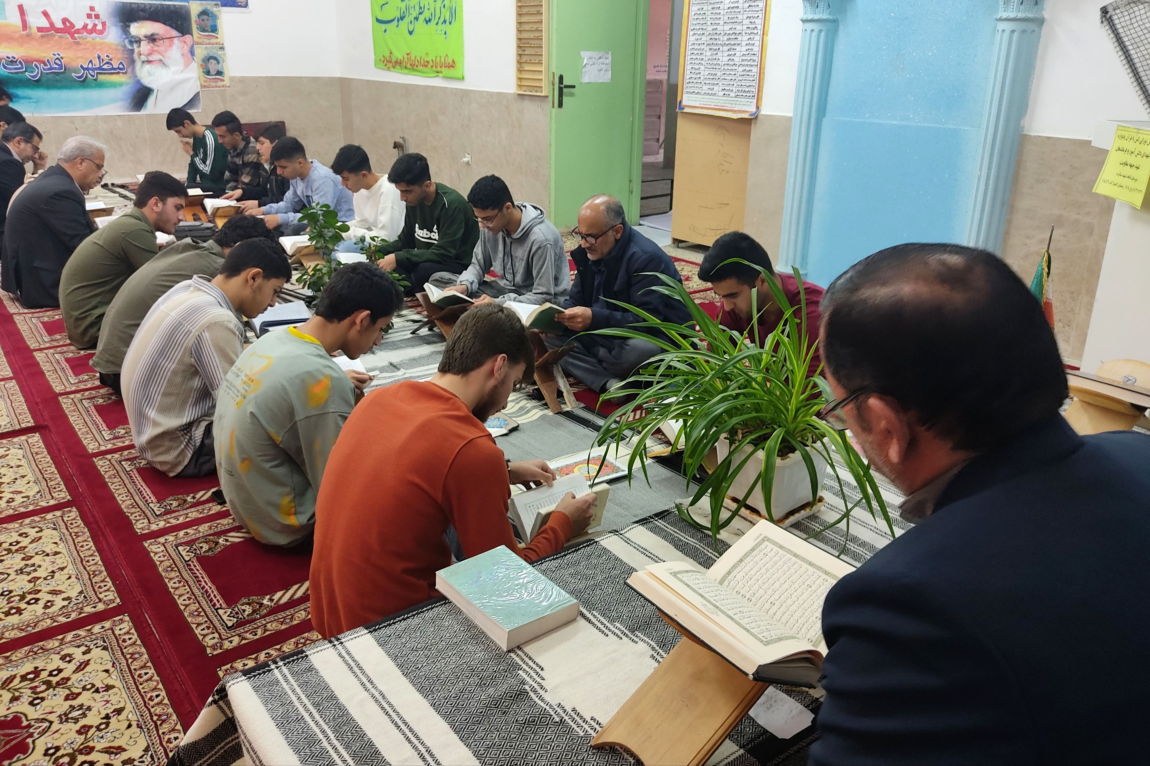 محفل انس با قرآن و یادواره شهدای دانش‌آموز در مدرسه شاهد شهید بشارت 