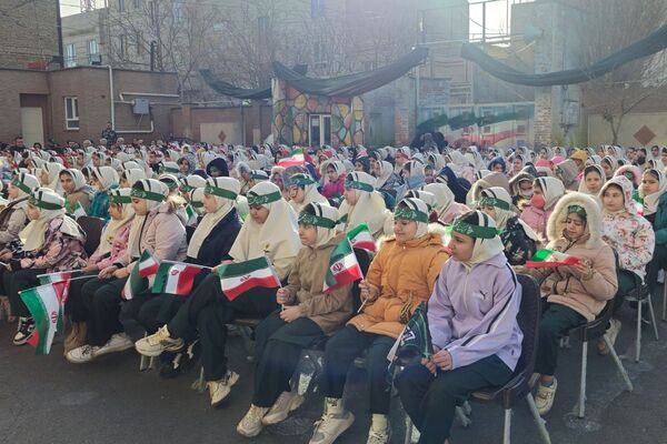 آیین نواخته شدن زنگ انقلاب اسلامی در مدرسه آیت‌الله خامنه‌ای قرچک