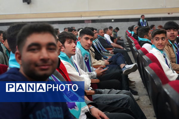 آیین بدرقه دانش آموزان منتخب به عمره دانش‌آموزی از هشت استان کشور در کرمانشاه