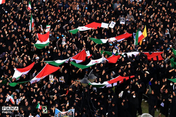 مراسم تشییع پیکر شهدای دانش‌آموز در میناب 