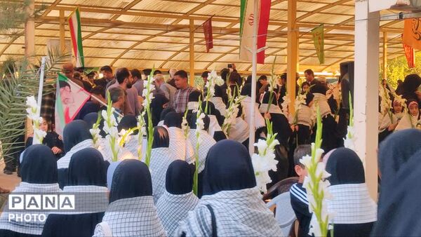 غبارروبی مزار شهدا در گلستان شهدای کهریزسنگ