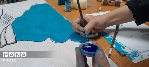  نقاشی همگانی با موضوع «ایرانِ قوی» در دبیرستان اهل‌البیت ناحیه 4 کرج 