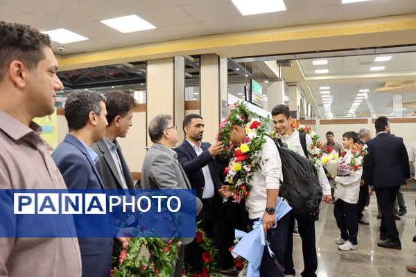 مراسم استقبال از دانش‌آموزان مدال‌آور و افتخارآفرینان المپیک دانش‌آموزی صربستان در فرودگاه بین المللی بوشهر 