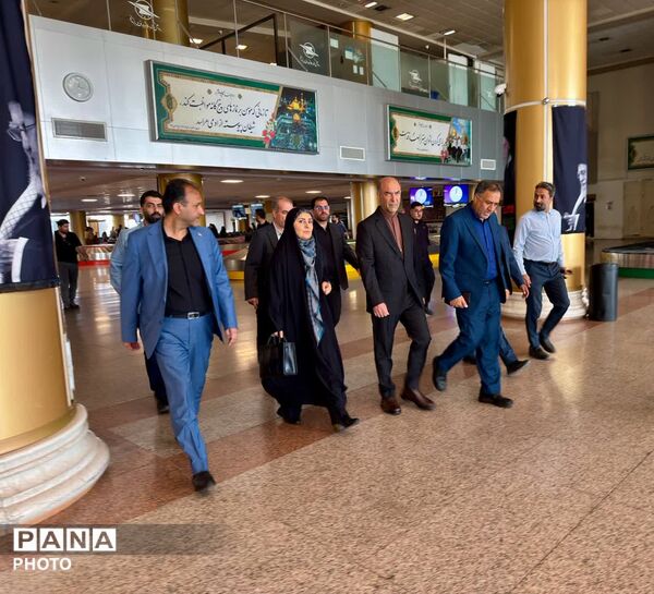 بازدید وزیر راه و شهرسازی از روند خدمات‌رسانی به زائران امام رضا(ع) در فرودگاه مشهد