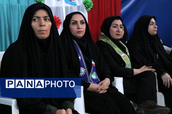 بهارستان دو صحنه همفکری، همدلی و همکاری پیشتازان در همایش یاوران انقلاب