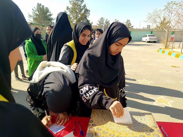 انتخابات شورای دانش آموزی در دبیرستان دخترانه امید 
