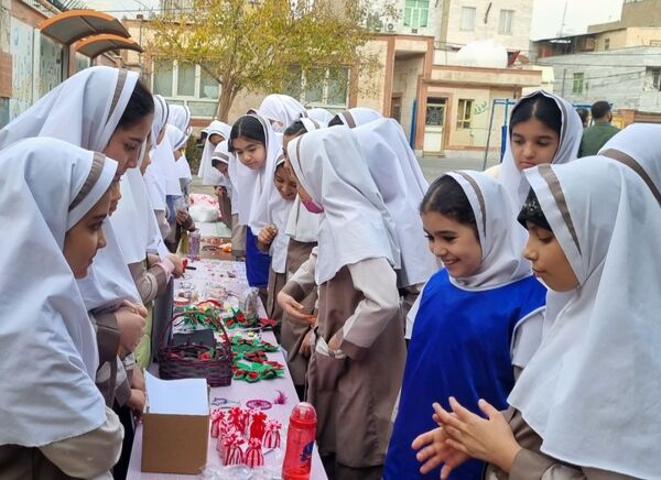 بازارچه دانش‌آموزی به‌مناسبت هفته بسیج دانش‌آموزی