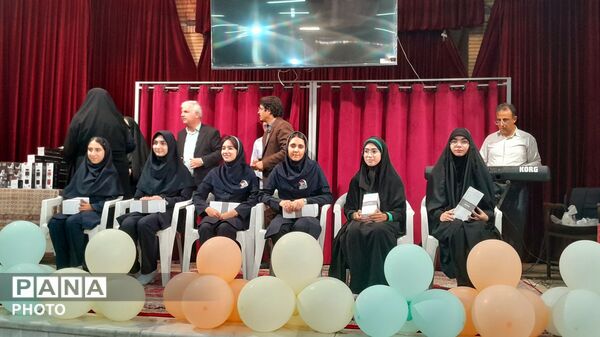 جشن ستارگان و تجلیل از شاگردان برتر آموزشی و فرهنگی دبیرستان شاهد بحرینیان ناحیه۴ 