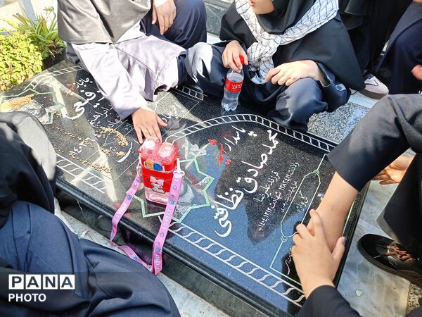 غبارروبی گلزار شهدا توسط دانش آموزان دبیرستان فرهیختگان