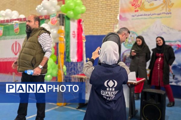 رقابت دانش‌آموزان رباط‌کریم در مسابقات بین مدرسه‌ای فوتسال