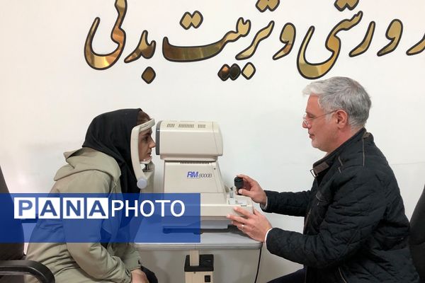 بینایی سنجی کارکنان اداره آموزش و پرورش ناحیه دو شهرری به مناسبت ایام الله دهه فجر 