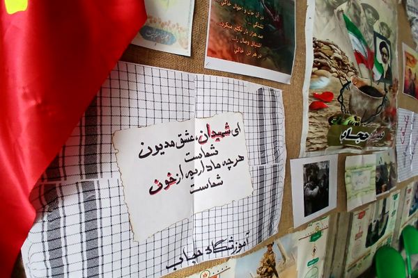 آذین‌بندی مدارس ملارد به رنگ ایثار و حماسه
